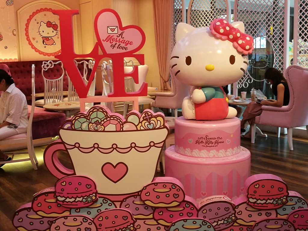 Hello kitty island. Кафе Хелло Китти остров мечты. Кафе Хеллоу Китти в острове мечты. Остров мечты ресторан Хеллоу Китти. Остров мечты Хелло Китти магазин.