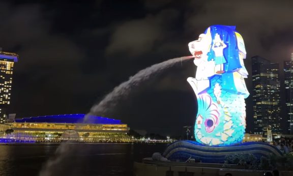 Colourful-Merlion-Singapore-at-Night
