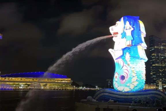 Colourful-Merlion-Singapore-at-Night